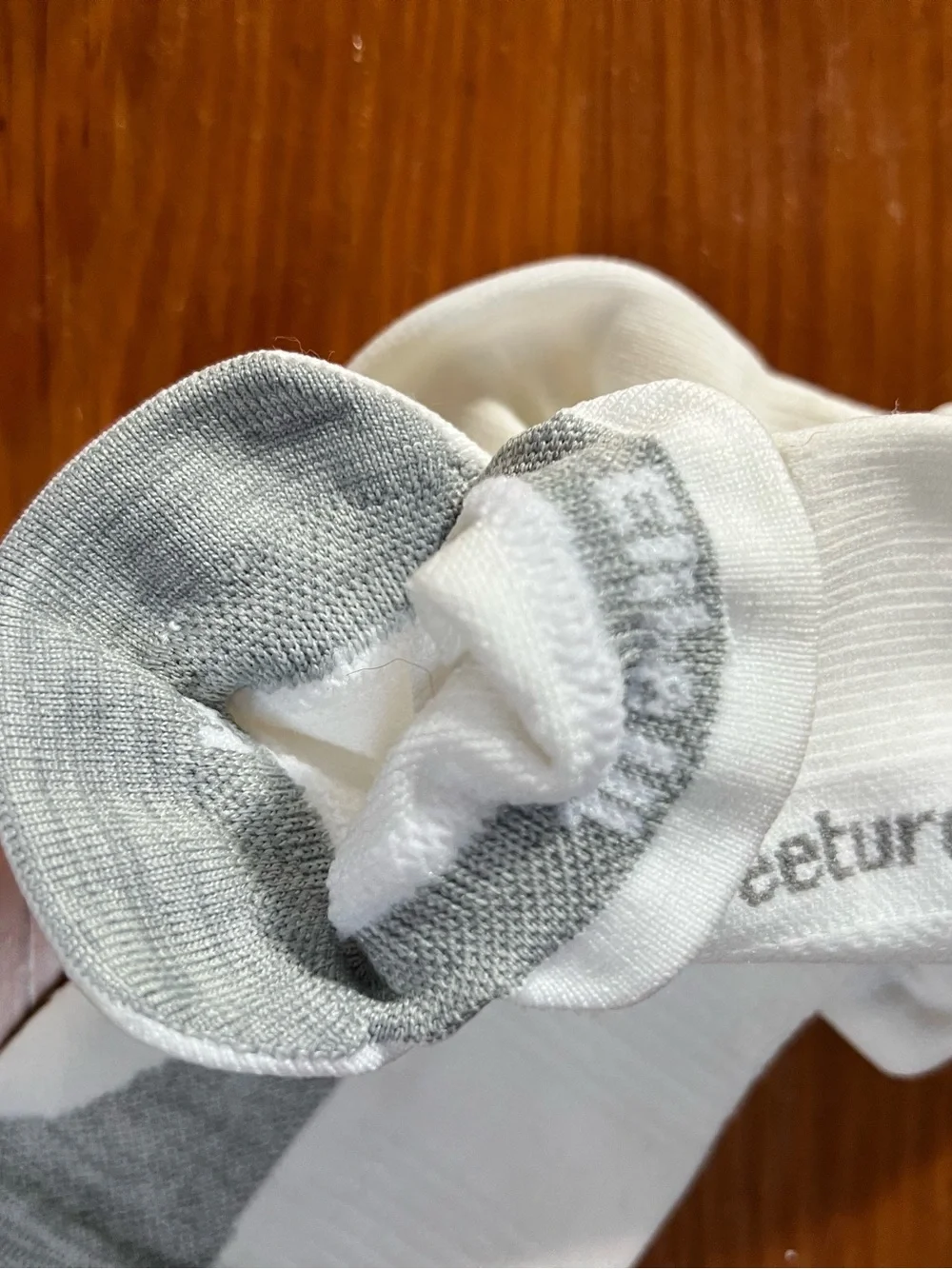 Feetures Elite Ultra Light No Show Tab Running Socks White Gray Size M New